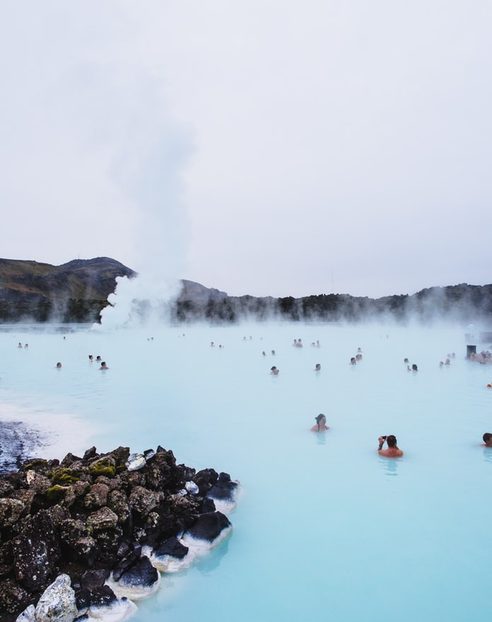 Photo du blue lagoon en Islande avec des baigneurs