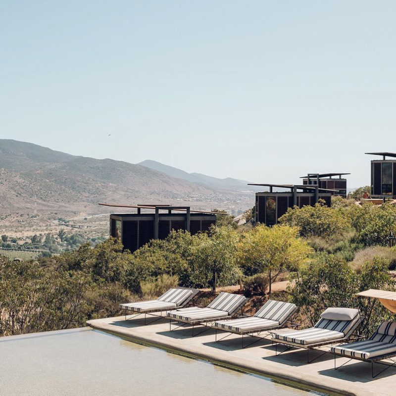 Photo d'habitations dans le désert mexicain avec une piscine et des chaises allongées